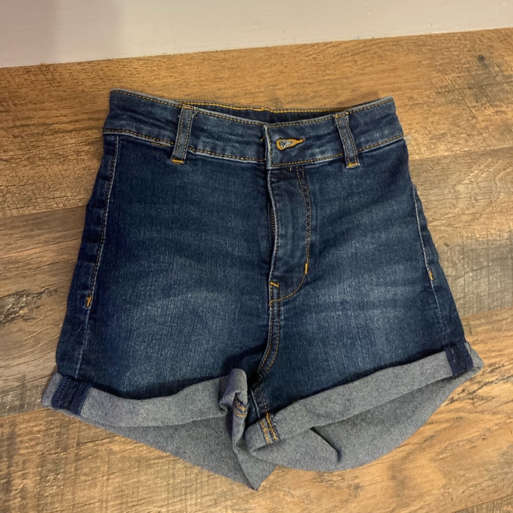 jean shorts from H&M bottoms roll up, high. two back pockets, no front pockets.